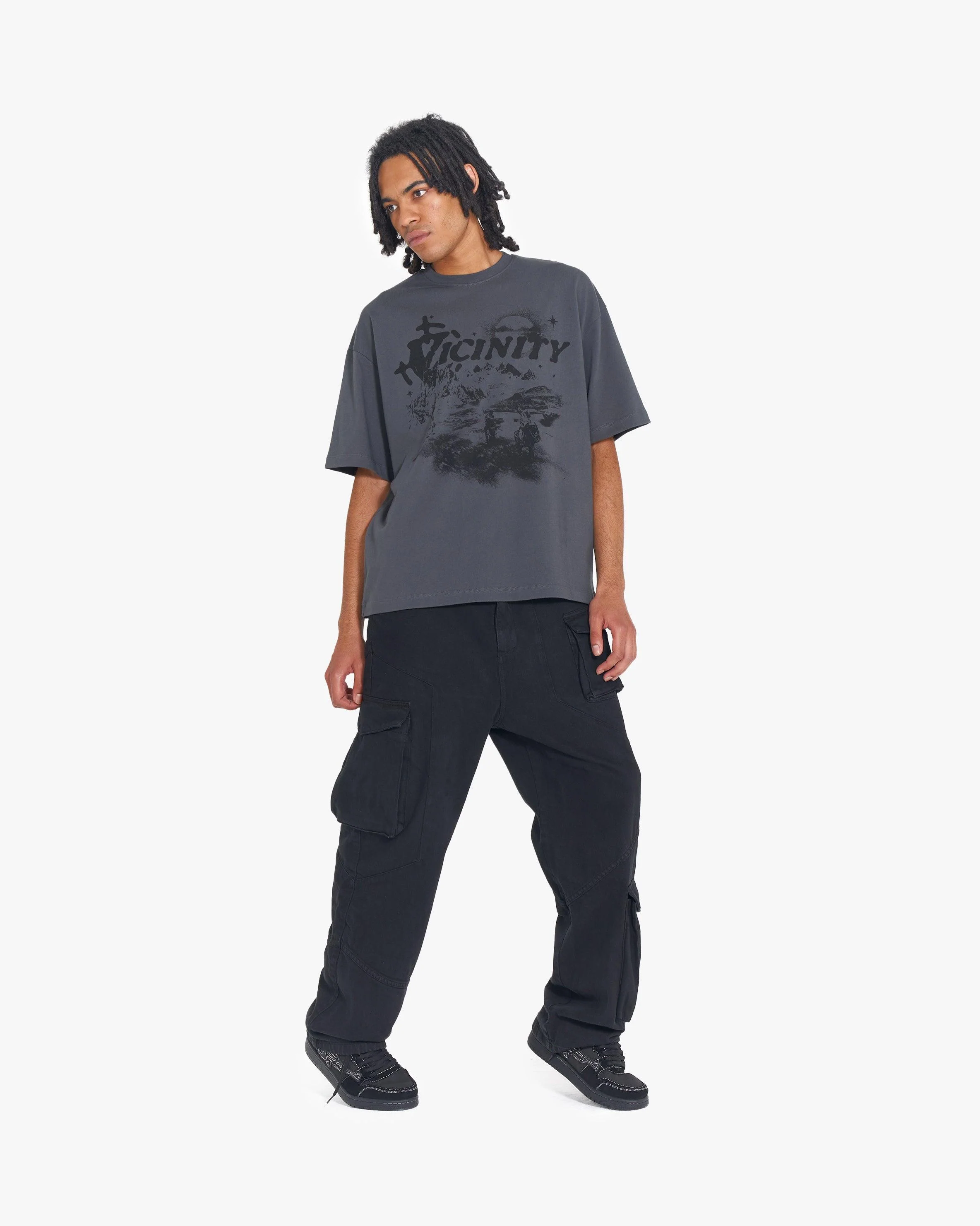 HIDDEN HILLS TEE DARK GREY - Image 6