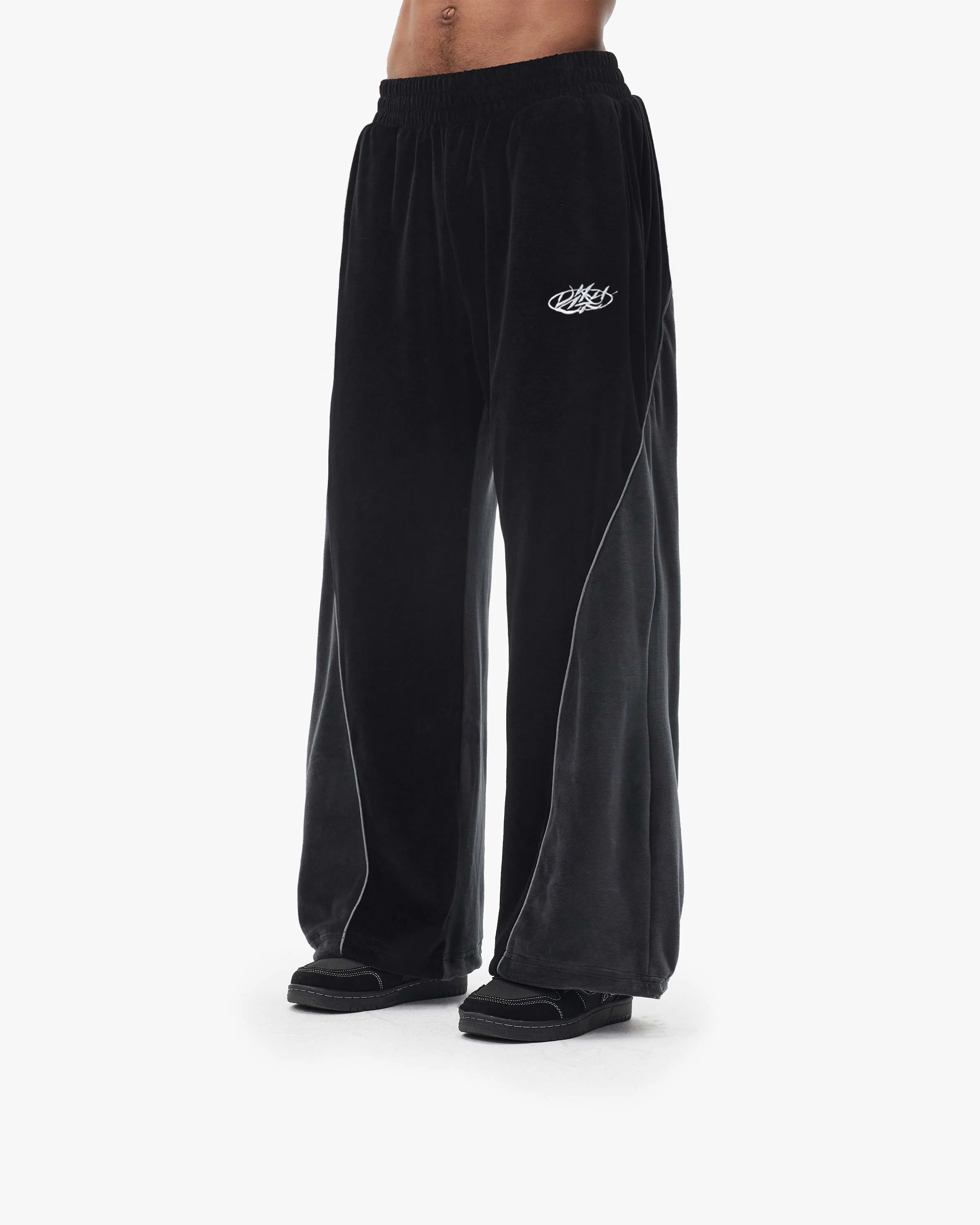 VELOURS TRACK PANTS BLACK - Image 4